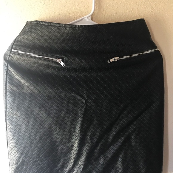 Forever21 Faux Leather Skirt. Size: Small - Picture 2 of 5